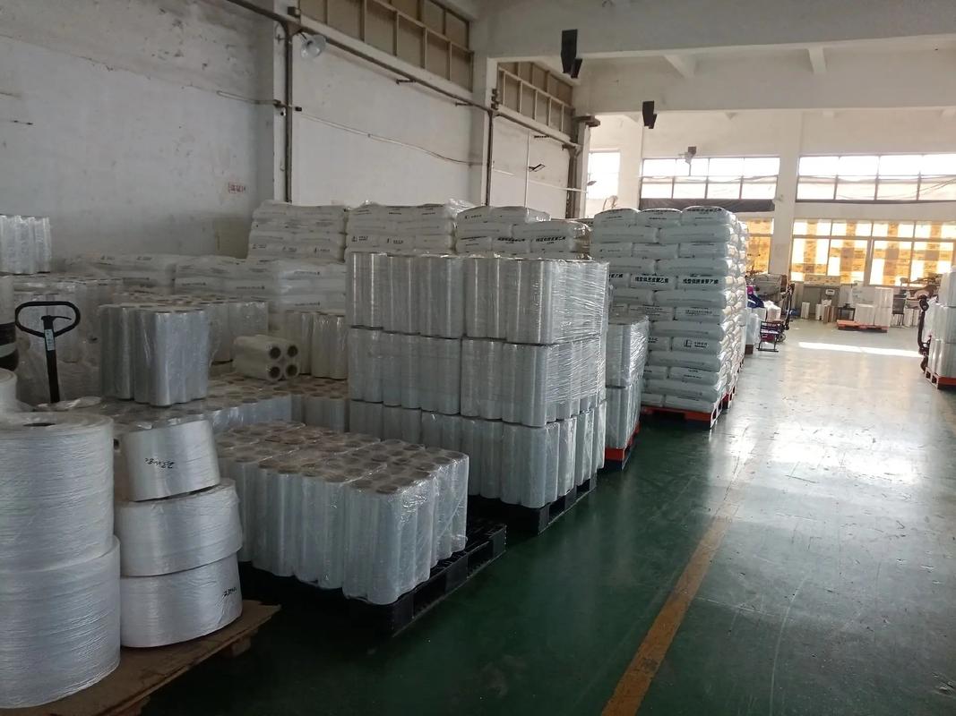 晨光中的工业脉动 探访塑料包装材料生产车间实景